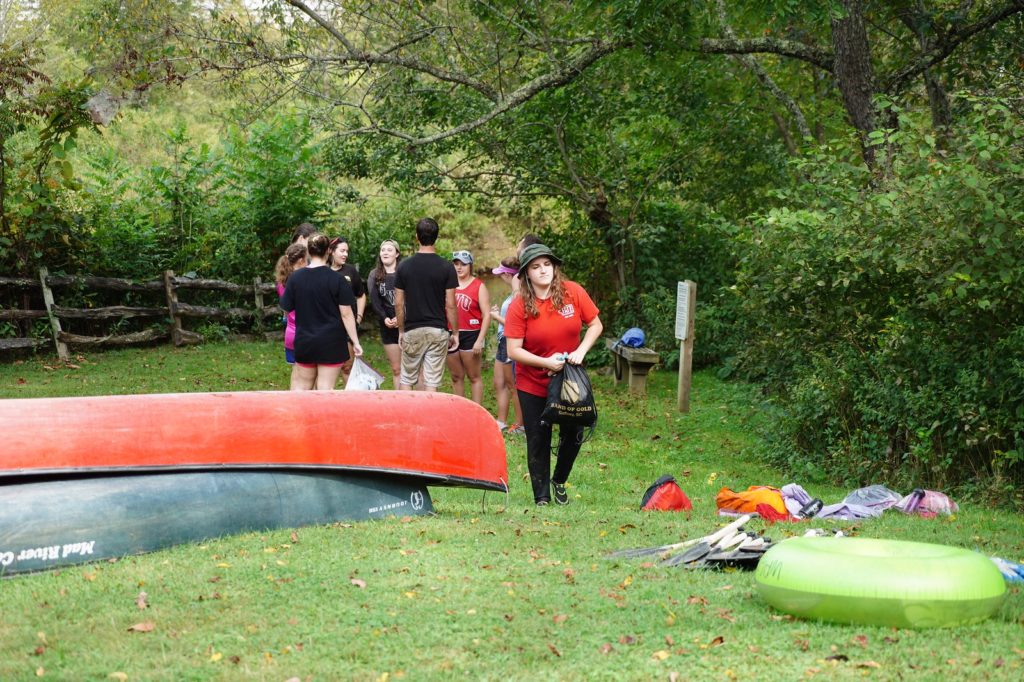 students unloading canoes