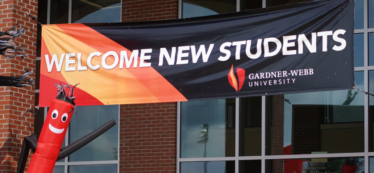 A welcome new students banner hangs at the entrance of Tucker Student Center