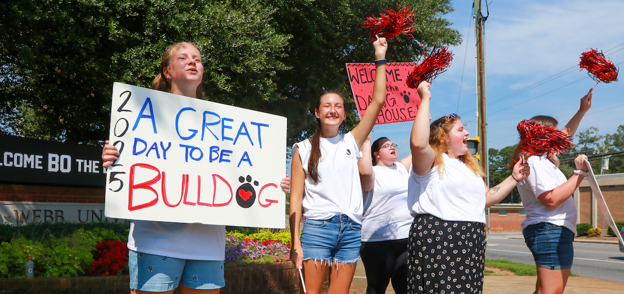 Students welcome class of 2021 on move-in day