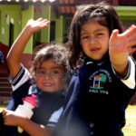 children waving