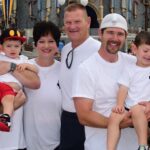The 9 members of Eric and Teresa Davis' family pose for a photo at Disney World.