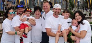 The 9 members of Eric and Teresa Davis' family pose for a photo at Disney World.