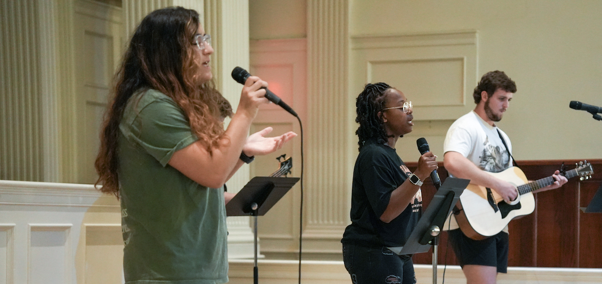 Students lead worship in Dover Chapel