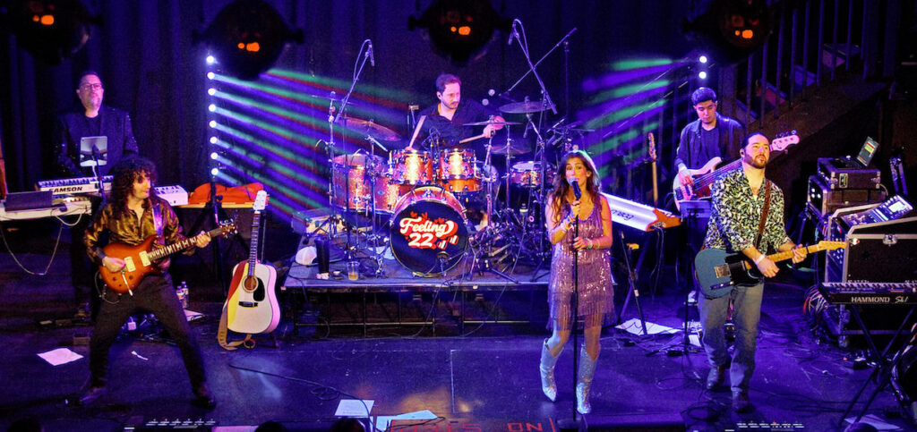 Feeling 22 band on stage
